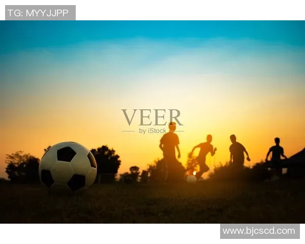 足球明星场下观孩子踢球展现亲子时光与运动热情